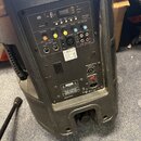 Zadávací panel černého reproduktoru s ovládacími prvky a konektory. Jsou zde nápisy SD/MMC, USB, MP3/WMA PLAYER, VOLUME, BASS, TREBLE, ECHO a MIC VOL…