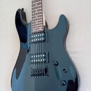 Černá elektrická kytara s tmavým hnedým hmatníkem. Nástroj má dva humbuckery a fixační most. Na těle nejsou viditelné žádné značky ani nápisy. Povrch…