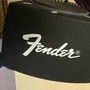 Černý reproduktor s texturovaným povrchem. Na přední straně je bílé logo Fender®. Horní strana obsahuje úchytku.