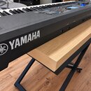 Černý digitální klavír značky YAMAHA, u kterého je na levé straně vidět bílé logo a nápis YAMAHA. V horní části je částečně viditelný nápis MX8. Nást…