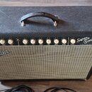 Černý kytarový kombo zesilovač s šedým textilnímkrytím reproduktoru. Na přední straně je nápis Fender a v pravé části modelové označení Super Sonic s…