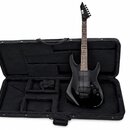 Černá elektrická kytara s dvojstupňovými humbuckery a Floyd Rose mechanismem, umístěná v otevřeném černém měkkém pouzdře. Na hlavě nástroje je bílé l…
