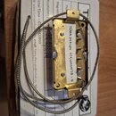 Kytarový snímač s mosazným krytem a bílou nálepkou s nápisem TUMA pickups HI Custom'58 - N. Snímač má čtyři viditelné póly a je připojen k opletenému…