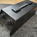 Černý rackový přístroj značky UNIVERSAL AUDIO. Na předním panelu jsou dva velké černé otočné ovladače s bílou stupnicí 1–10 a nápisy GAIN, SIGN, +48V…