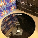 Černý elektronický činely s nápisy OBSIDIAN 16" Crash a PLAY DRUMS BOY. Povrch je lesklý a zrcadlově odráží okolí. Nástroj leží na světlém povrchu ve…