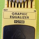 Žlutý kytarový pedál s nápisem GRAPHIC EQUALIZER a označením EQ700. Horní část obsahuje sedm posuvníků s označením frekvencí 100, 200, 400, 800, 1.6k…