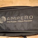 Černý textilní přepravní vak z mesh materiálu s rukojetí. Na přední straně je bílý nápis AMPERO a pod ním text Amp Modeler / Effects Processor spolu…
