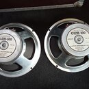 Dvě kytarové reproduktory s kovovými rámy. Na obou je bílý štítek s nápisy CELESTION G12H-100, IMPEDANCE 8 Ω, TYPE NO. T3597 a CELESTION INTERNATIONA…