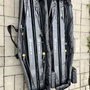 Čtyři černé LED osvětlovací lišty umístěné ve dvou černých přepravních brašnách. Na každé liště je bílý nápis „suitable LED IP T-BAR 16 ODL Outdoor B…
