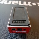 Kytarový efekt v červeném provedení s černým horním panelem. Na horní části je vyražený nápis BOSS. Zadní strana obsahuje konektory s popisky USB, DC…