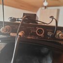 Zadní strana černého bezdrátového přijímače s dvěma anténami. Jsou zde nápisy SHURE BROWS INC, MADE IN, OUTPUTS (s označením HIGH Z a BALANCED), POWE…