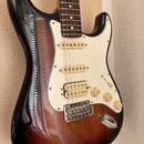 Elektrická kytara s telyem v provedení sunburst a bílým pickguardem. Nástroj má tři snímače s bílými kryty, tři otočné knofíky a jeden přepínač. Povr…