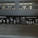Zadní panel kytarového zesilovače značky Hughes & Kettner. Panel obsahuje různé konektory, přepínače a ovládací prvky s nápisy NOISE GATE, LINE OUT,…