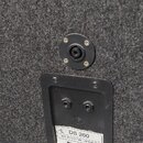 Detail zadní strany černého reproduktoru s texturovaným povrchem. Jsou zde vidět dva zapojovací konektory a štítky s nápisy „DS 260“, „250 W / 8 Ω /…