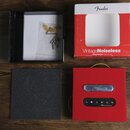 Sada snímačů pro kytaru v původním červeném boxu s nápisem Fender VintageNoiseless TELECASTER PICKUP SET. Na červeném podkladu jsou umístěny dva sním…