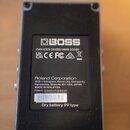 Zadní strana černého kytarového efektu v kovovém šasi. Na černé nálepxě je bílé logo BOSS a nápisy CAN ICES-003(B)/NMB-003(B), UK CA, CE, FC a další…