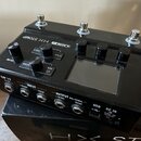 Černý kytarový efekt HX STOMP značky LINE 6. Na horní straně jsou tři stoupavé spínače, tři otočné potenciometry a displej. Na přední straně jsou vst…