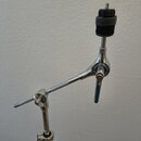 Stříbrný kovový stativ s ramenem, na jehož konci je umístěn černý mikrofon s pěnovou windscreen. Na kloubu ramene je vyryté logo „SONOR GERMANY“. Pov…
