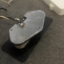 Fotografie zachicuje elektronickou součástku, pravděpodobně snímač, s kovovým krytem šedé barvy. K součástce vedou dva elektrické vodiče s bílou izol…