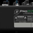 Zadní strana černého míchacího pultu s nápisem ProFX10v3+ 10-CHANNEL ANALOG MIXER WITH PRO EFFECTS AND DIGITAL I/O. Jsou zde vidět napájecí vypínač P…