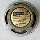 Zadní strana reproduktoru s kovovým rámem a magnetem. Na zlaté štítku je uveden nápis Celestion s logem, Model number G 12 M, Power capacity 25 watts…