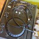 Černý digitální DJ player s nápisem gemini a označením CDJ-300 Professional Media Player. Zařízení obsahuje jogové kolo, fader a řadu ovládacích tlač…