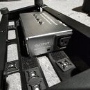 Kovový zdroj napájení v černé rámové konstrukci. Na horní straně je nápis ISO-SAG SAG MODULAR a ISOLATED OUTPUT POWERPLANT. Na boční straně je nápis…