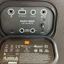 Detail zadní strany černého reproduktoru s nápisem PARTYBOX ULTIMATE. Jsou zde vidět konektory USB, AUX IN a dva vstupy pro mikrofon či nástroje ozna…