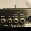 Zadní strana černého elektronického zařízení s kovovým povrchem. Jsou zde viditelné konektory s nápisy EXT CTL (CTL 1/2, CTL 3/4, CTL 5/6, EXP 1, EXP…