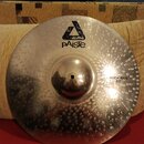 Kovový činel s výrazným kmitavým povrchem (hammered). Na povrchu je černý nápis paiste a nad ním logo s textem ALPHA. V pravé části je uveden model R…