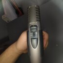 Stříbrný mikrofon s černými prvky a mřížkou v horní části. Na těle je bílý nápis SONY a pod ním ovládací panel s nápisy POWER, ON, OFF a označením 12…