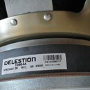 Detail reproduktoru s kovovým rámem v béžové barvě. Na černém okraji je bílá nálepka s nápisy CELESTION, T3904A, VINTAGE 30, 16Ω, 50 23DV a MADE IN C…