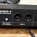 Černý rackový přístroj s nápisem OPTO BRANCH-4 4 Way DMX-Booster a logem ELATION PROFESSIONAL. Na předním panelu se nachází vypínač POWER, přepínač L…