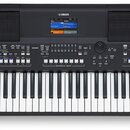 Černý digitální klavír s bílými a černými klávesami. Na horní straně je centrální displej, nad ním logo YAMAHA a vpravo nápis PSR-SX600. Nástroj obsa…