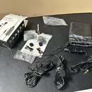 Sada lavalierových mikrofonů v originálním balení s nápisem SYNCO Microphone Lav-S6D. Obsahuje dva černé mikrofony s větrolky, černý regulátor s nápi…