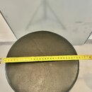 Kruhlový polstrovaný sedák v černé barvě s povrchem z imitace kůže. Napříč sedákem je položen žlutý krejčovský metr, který ukazuje rozměr přibližně 3…