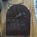 Tmavě hnědý dřevěný pedál s oblým horním okrajem. Na povrchu je vyryto logo koně a nápisy ORTEGA®, HORSE KICK PRO. Povrch vykazuje drobné škrábance a…