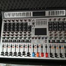 Stříbrný mixážní pult v přepravním kufru s pěnovou výplní. Na horní části je nápis MIXER a v centru se nachází displej s nadpisem 7-BAND STEREO GRAPH…