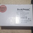 Bílá krabička od napájecího zdroje s nápisem Rock Power by Warwick. Na štítku je uveden Model NO: RP NT 22 EU, Input: 100-240V AC - 50 ~ 60Hz a Outpu…