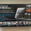 Krabice digitálního nahrávače s nápisem DIGITAL RECORDER BR-800 a logem BOSS. Na balení je zobrazen přístroj stříbrné barvy s displejem, ovládacími k…
