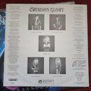 Zadní strana obalu vinylové desky kapely Crimson Glory. Jsou zde černobílé portréty pěti členů kapely s dopisovými jmény a rolemi, seznamy poděkování…