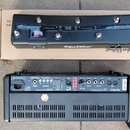Dvě fotografie kytarového zesilovače značky Hughes & Kettner v černé barvě. Na horním snímku je vidět horní panel s ovládacími prvky a nápisy „BOOST“…