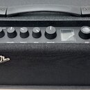 Černý kytarový kombo zesilovač s logem Fender na přední mřížce. Horní ovládací panel obsahuje nápisy MUSTANG 40S, vstupy INPUT, AUX a FTSW, oraz knof…