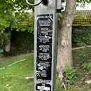 Detail šedého kovového stojanu s černým informačním štítkem. Na štítku je uveden název WORK LW-150 a technické parametry v několika jazycích, včetně…
