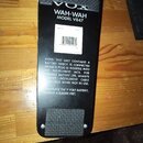 Černý wah-wah pedál s nápisem VOX WAH-WAH MODEL V847. Na spodní straně je bílá nálepka s označením V847-A, J-11 a čárovým kódem 4 959112 051232. Pod…