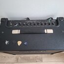 Černý kytarový kombo zesilovač s nápisem CATALYST 60 a logem LINE 6. Na ovládacím panelu jsou knofíky s popisky GUITAR, SELECTOR, BOOST, GAIN, BASS,…