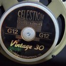 Fotografie zachycuje reproduktor s béžovým kovovým rámem. Na středovém krytu je černý štítek s nápisy CELESTION LOUDSPEAKERS, G12, Vintage 30 a v dol…