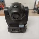 Černý pohyblivý světelný efekt s logem LIGHT na horní části. Na zadní straně je vidět štítek s nápisy Art. No.: LightFace Moving, Voltage: 100-240V A…