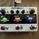 Bílý efektový pedál s nápisem PLETHORA X3 a TONEPRINT PEDALBOARD. Zařízení má tři ovládací knofíky nahoře, tři displeje zobrazující efekty CORONA CHO…