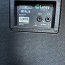 Zadávací panel kytarového reproduktoru značky Laney. Na štítku je uveden model IRT412A, Power Rating 320W a sériové číslo VCE001812111, dále nápisy I…